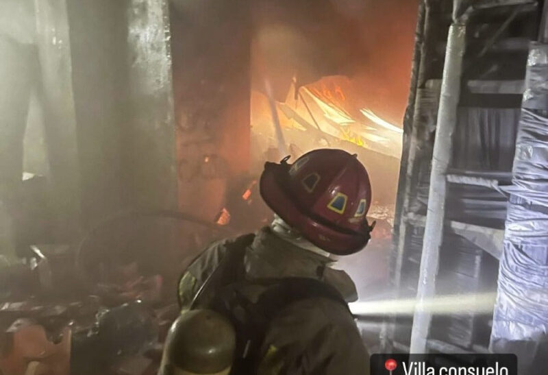 Un incendio de gran magnitud consume una importadora en Villa Consuelo