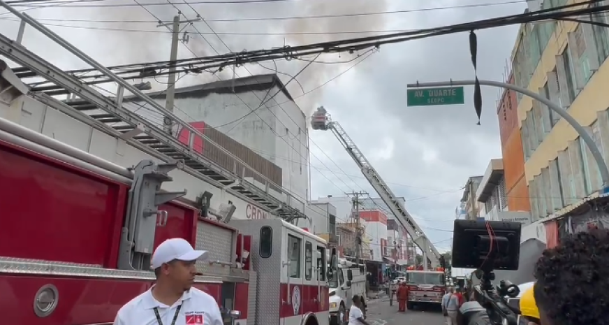 Bomberos logran controlar incendio en importadora china de Villa Consuelo