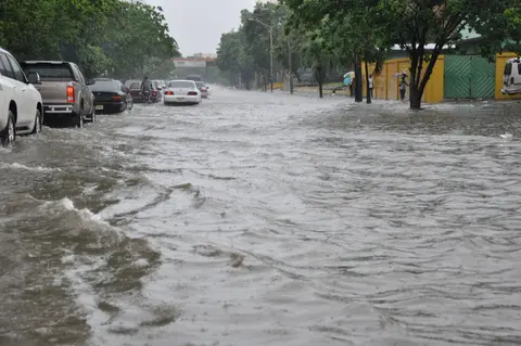 Lluvias provocan colapso de paredes y cinco personas quedan atrapadas