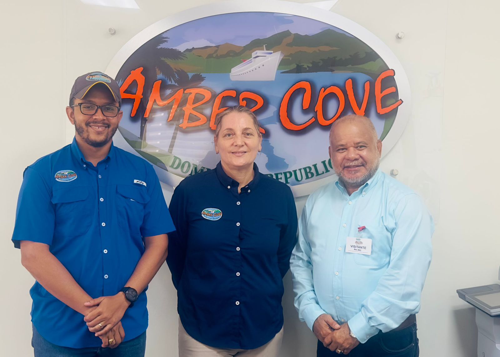 Gerente de Amber Cove, Sharon Mei, y Presidente del Festival Gastronómico del Pescado de Maimón, Luciano Vásquez, se Reúnen para Coordinar su Cuarta Edición