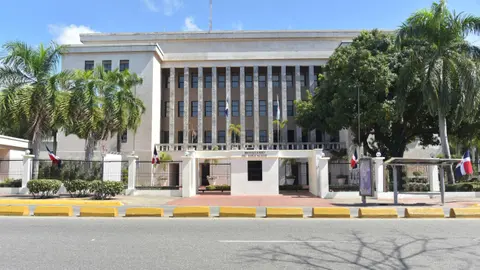 Minerd dice solo los maestros que trabajan en aulas tienen derecho a un mes de vacaciones